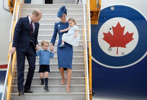 Kráľovská rodina priletela do Kanady.