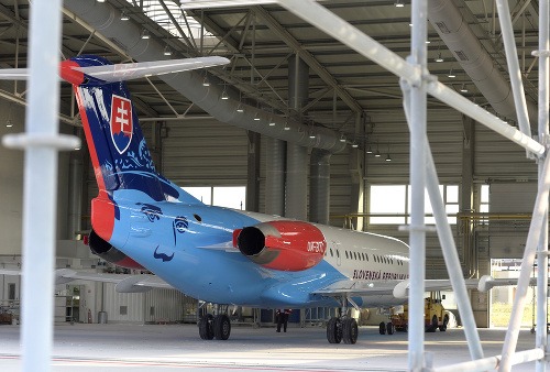 Vládne lietadlo Fokker 100 nachádzajúce sa na bratislavskom letisku 