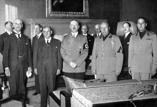 Chamberlain, Daladier, Hitler, Mussolini a Ciano pred podpisom Mníchovskej dohody.