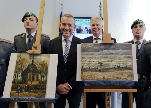 Na snímke riaditeľ amsterdamského Múzeua Vincenta van Gogha Alex Rüger stojí vedľa dvoch obrazov.