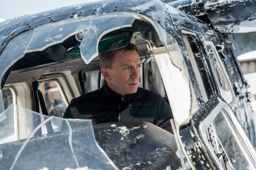 Pri nebezpečných scénach utŕžil Daniel Craig niekoľko nepekných zranení.