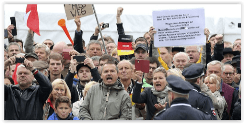 Stovky ľudí dali najavo odpor voči kancelárke Merkelovej