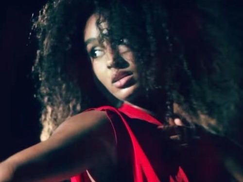 Nechajte sa očariť krásnou tanečnicou Yasmin