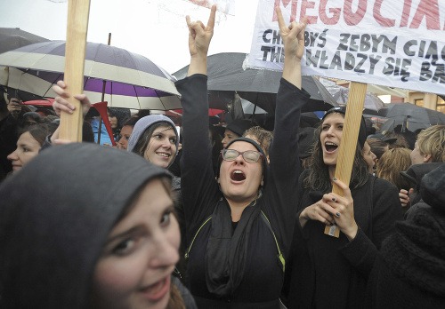 Protest žien proti zákazu interrupcií v Poľsku