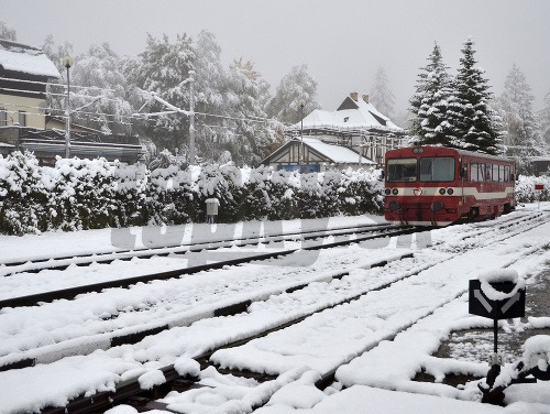 Prvá snehová nádielka v Tatranskej Lomnici.
