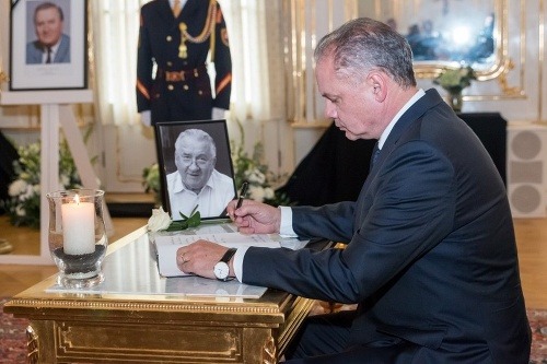 Andrej Kiska pri podpisovaní kondolenčnej knihy.