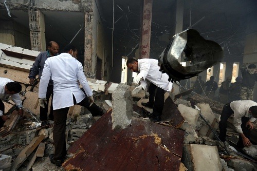 Letecký útok zasiahol metropolu Saná