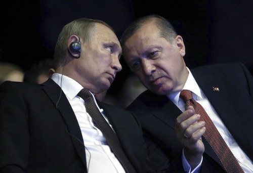 Turecký prezident Recep Tayyip Erdogan (vpravo) a ruský prezident Vladimir Putin sa rozprávajú počas Svetového energetického kongresu v Istanbule 10. októbra 2016