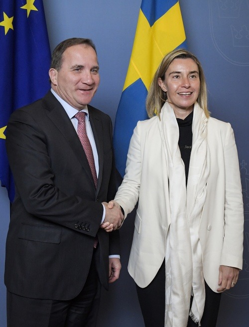 Švédsky premiér Stefan Löfven a vysoká predstaviteľka EÚ pre zahraničné veci a bezpečnostnú politiku Federica Mogheriniová