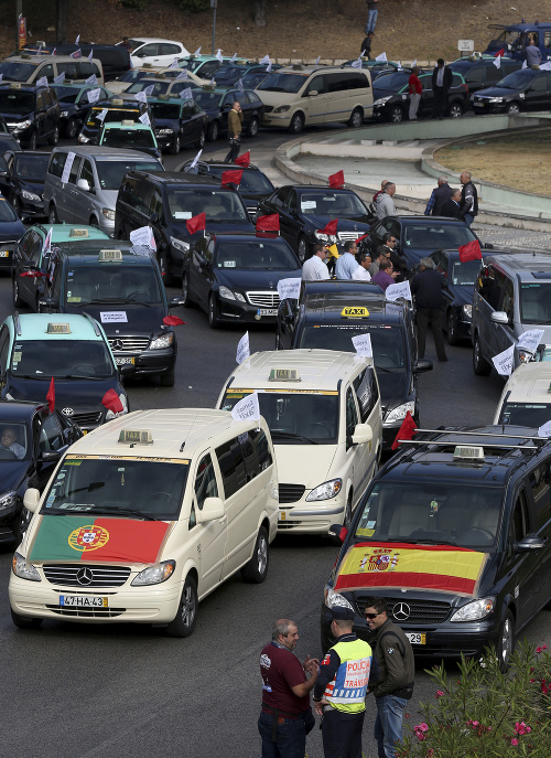 Premávku v Lisabone blokovali tisícky protestujúcich taxikárov