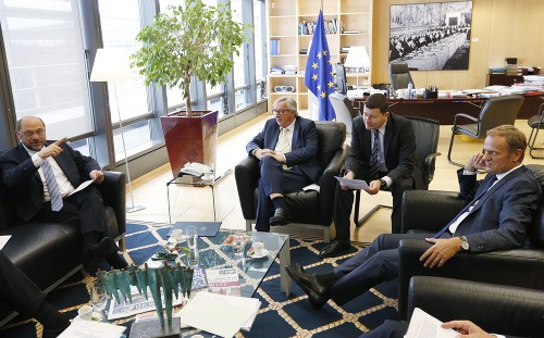 Na snímke zľava predseda Európskeho parlamentu Martin Schulz, predseda Európskej komisie (EK) Jean-Claude Juncker a predseda Európskej rady Donald Tusk