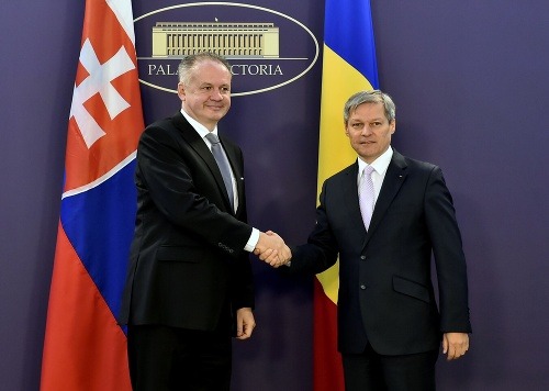 Rumunský premiér Dacian Ciolos (vpravo) a slovenský prezident Andrej Kiska