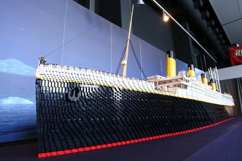 Luxusný zaoceánsky parník Titanic, ktorého model na výstave má dĺžku 7 metrov a je postavený z 200 000 kusov LEGO®  kociek.