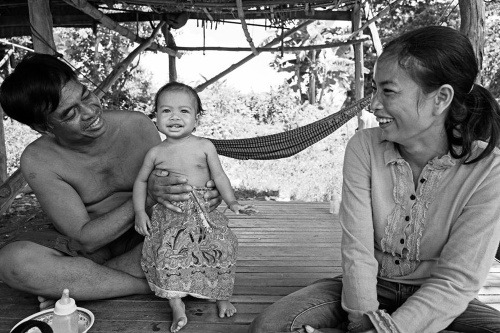 Sreymom, Kambodža, 27.9. 2016: Sreymom pribrala až 2 kg, stojí na vlastných nohách. Rodičia videli svoju dcéru konečne sa usmiať. 5.októbra Sreymom oslávila svoje prvé narodeniny. 