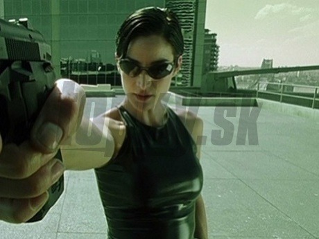 Carrie-Anne Moss ako Trinity vo filme Matrix.