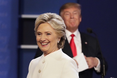 Clintonová a Trump počas televíznej debaty.