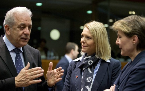 Nórska ministerka Sylvi Listhaugová (v strede) v rozhovore s kolegami