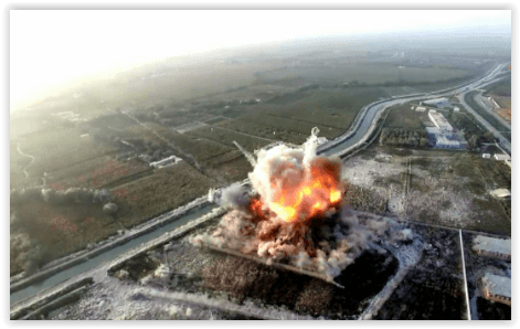 Dron zachytáva bombový útok na policajné veliteľstvo v provincii Helmand.