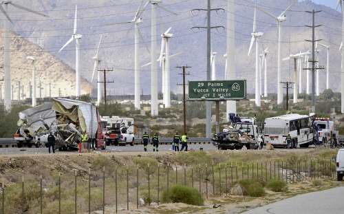 Zrážka autobusu a nákladného vozidla na juhu amerického štátu Kalifornia sa skončila tragicky.