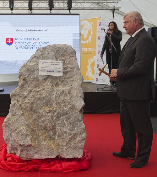 Na snímke minister dopravy, výstavby a regionálneho rozvoja SR Árpád Érsek počas slávnostného poklepania základného kameňa diaľnice D4 a rýchlostnej cesty R7 24. októbra 2016 v Šamoríne.