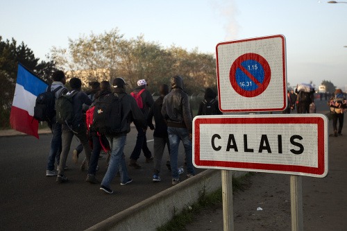Migrantov z tábora v Calais vysťahuvávajú.