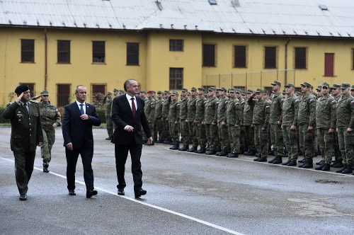 Andrej Kiska počas návštevy Veliteľstva Pozemných síl OS SR v Trenčíne