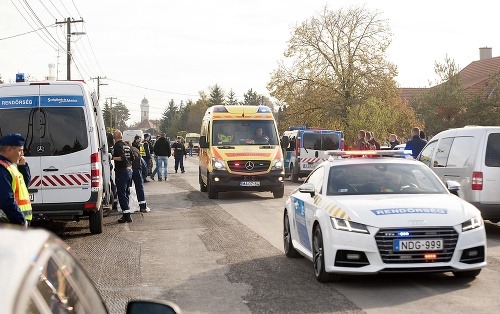 Policajti pri zásahu v severomaďarskej obci Böny.