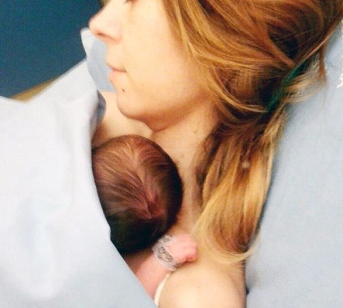 Elena krátko po pôrode objíma dcérku Mariu