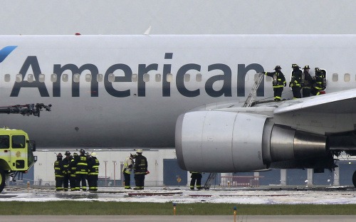 Na letisku v Chicagu evakuovali horiaci boeing