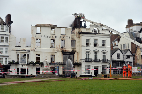 Hasiči na mieste požiaru hotela Royal Clarence v anglickom Exeteri 29. októbra 2016. Požiar vážne poškodil hotel Royal Clarence, ktorý je považovaný v Anglicku pravdepodobne za najstarší hotel.