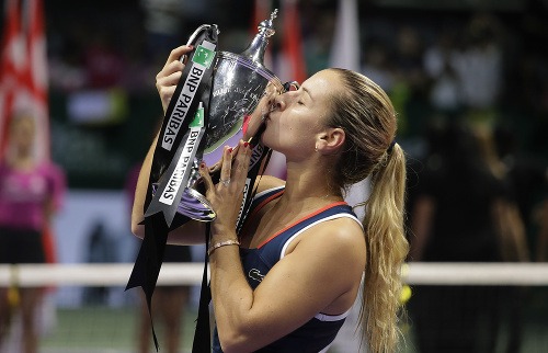 Dominika Cibulková pózuje s trofejou 