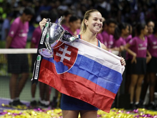 Dominika Cibulková pózuje s trofejou 