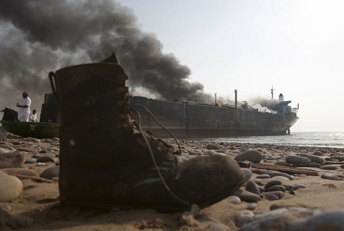 Požiar a výbuchy v Pakistane zabili najmenej desiatich pracovníkov lodeníc