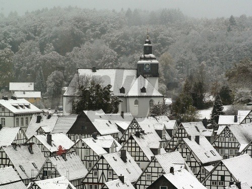 Sneženie na západe Nemecka v historickom Freudenbergu 