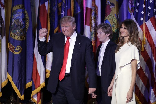 Donald Trump (vľavo) s manželkou Melaniou a synom Barronom Trumpom
