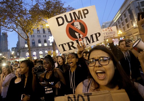 Tisíce Američania protestujú proti novozvolenému prezidentovi USA Donaldovi Trumpovi