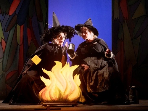 Beáta Drotárová (vľavo) ako čarodejnica Babka Zlopočasná a Adriana Krúpová ako čarodejnica Starenka Oggová.