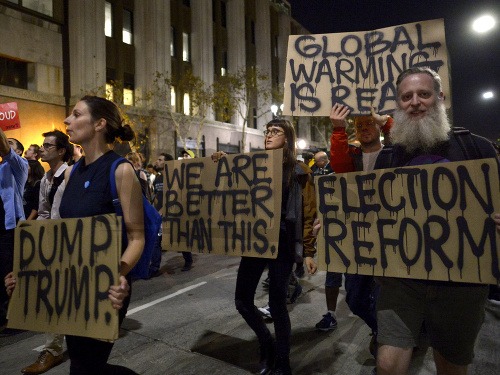 Američania protestujú proti výsledkom volieb.