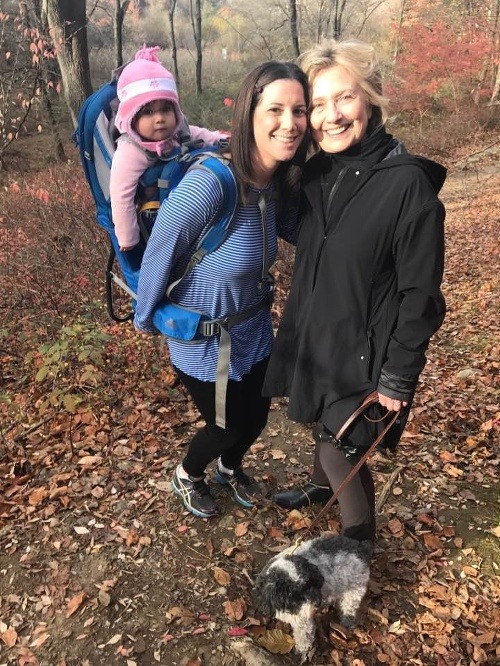 Hillary Clintonová na prechádzke v lese stretla mladú mamičku.