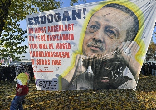 25.000 ľudí demonštrovalo proti Erdoganovi, hlásia zrážky s políciou