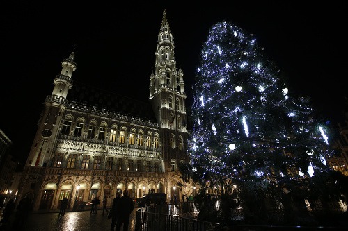 Vianočný stromček na bruselskom námestí.