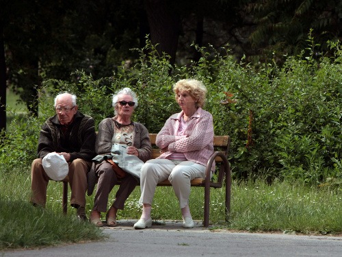 Dôchodcovia na lavičke
