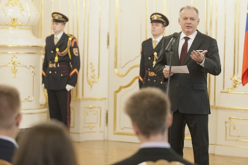Prezident Andrej Kiska (vpravo) prijal študentov, účastníkov projektu Nenápadní hrdinovia v zápase s komunizmom.