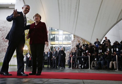 Americký prezident Barack Obama počas stretnutia s nemeckou kancelárkou Angelou Merkelovou v Berlíne 17. novembra 2016