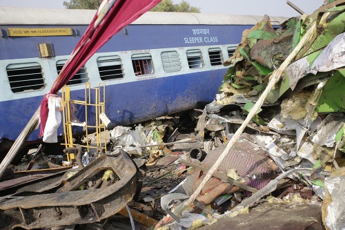 Vykoľajenie štrnástich vagónov osobného vlaku v Indii si vyžiadalo desiatky obetí a stovky zranených 