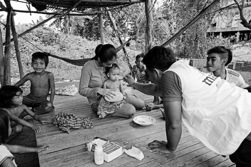 Kambodža, 27.9. 2016: Sreymom bola prjatá do MAGNA nemocnice v ťažkom stave podvýživy. Vďaka MAGNA zdravotnému tímu bola zastabilizovaná, postupne nasadená na terapeutickú stravu a v priebehu 3 týždňov pribrala 2kg. 5.októbra Sreymom oslávila svoje prvé n