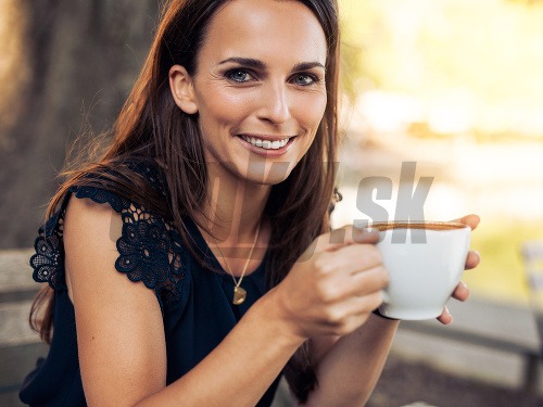 Žena s kávou