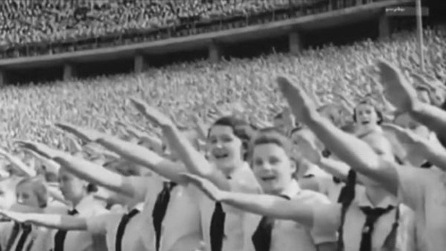 Hitlerova mládež jasá nad prejavom svojho vodcu