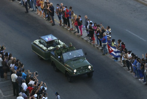 Urna s popolom zosnulého vodcu Kuby Fidela Castra.