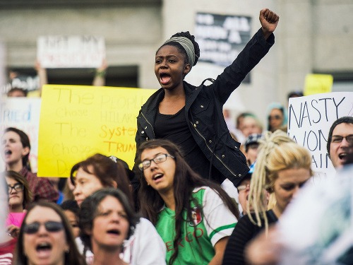Ženy plánujú ďalší pochod proti Trumpovi deň po jeho inaugurácii.